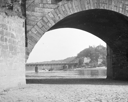 R123036 Blick durch rechten Brückenbogen 