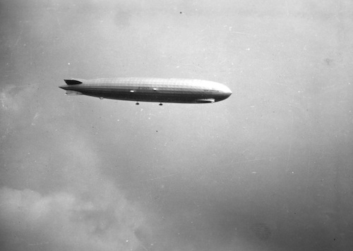 R123073 Zeppelin1 über Meißen 10 1930 