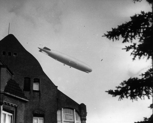 R123075 Zeppelin3 über Meißen 10 1930 