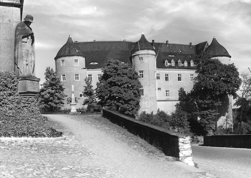 R28005 Ehrenmal an der Kirche u Schloß Nossen vom Untermarkt aus 