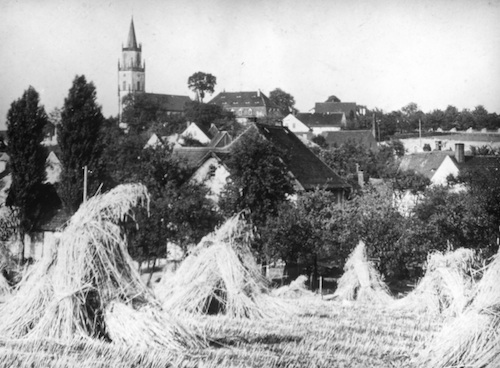 R35 Lommatzscher Pflege024 Staucha mit Kirche 