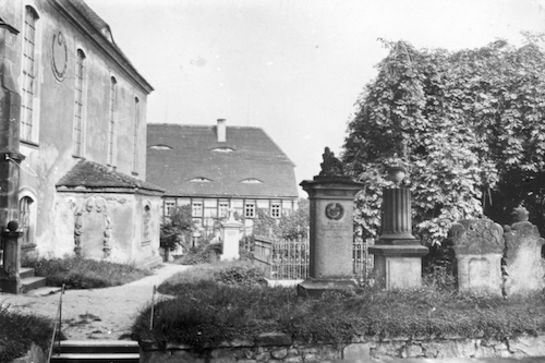 R35 Lommatzscher Pflege027 Zschaitz Alte Grabmäler a.d. Kirche 