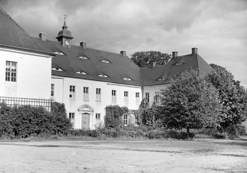 R143072 Herrenhaus Skaska Hofseite 