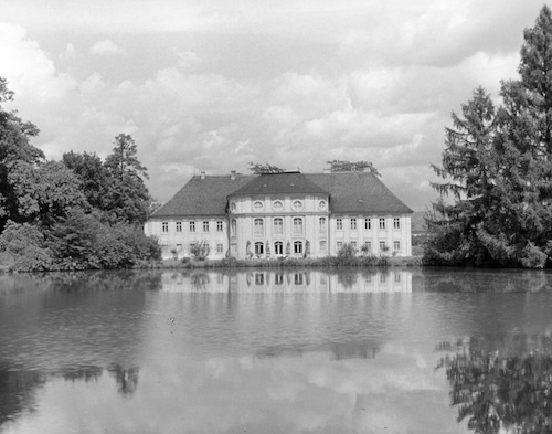 R143073 Schloß Königswartha Parkseite Blick über d Schloßteich 