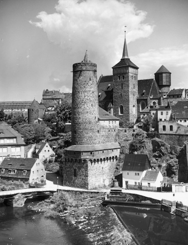 R143078 Bautzen die Alte Wasserkunst im Hintergrund d Ortenburg 