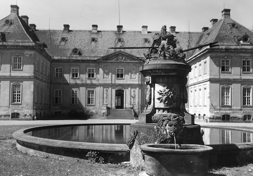 R143081 Schloß Reibersdorf Andreasbrunnen im Hof mit Blick auf das Schloß erbaut 1763 79 