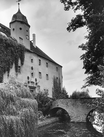 R143067 Wasserschloß Zschorna Südostseite mit Wassergraben und Brücke 