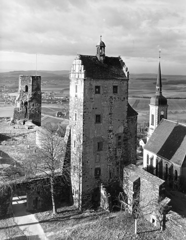 R143068 Burgruine Stolpen Blick vom Johannis Coselturm v links u rechts Siebebspitzenturm Seigerturm 