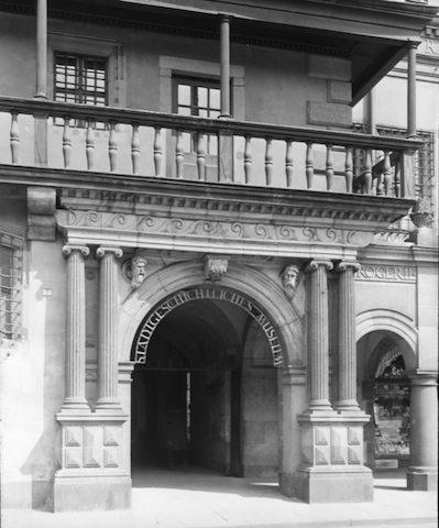 R144013 Leipzig altes Rathaus Hauptportal an der Marktseite 