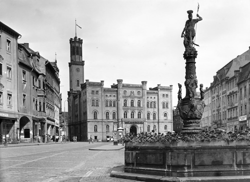 R144040 Zittau Marktplatz mit Rathaus und Marsbrunnen 