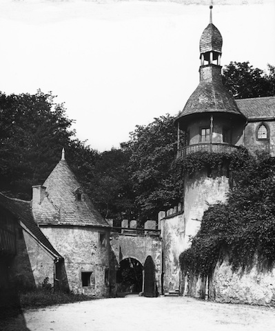 R32023 Rochsburg Schloßhof Blick zum Ausgang 