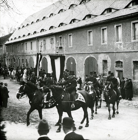 R33014 Osterreiter im Klosterhof 