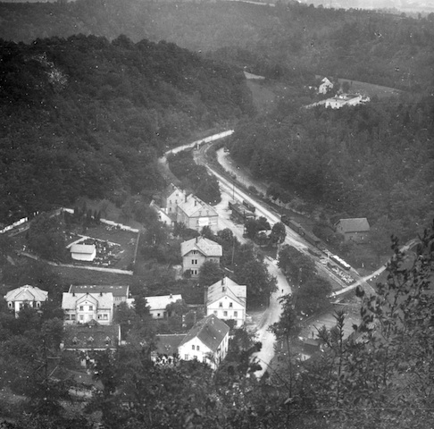 R70045 Weesenstein Dorf mit Schule und Bahnhof 